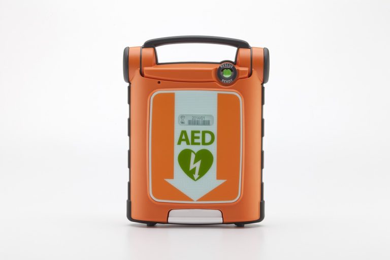 Het inzetten van een AED