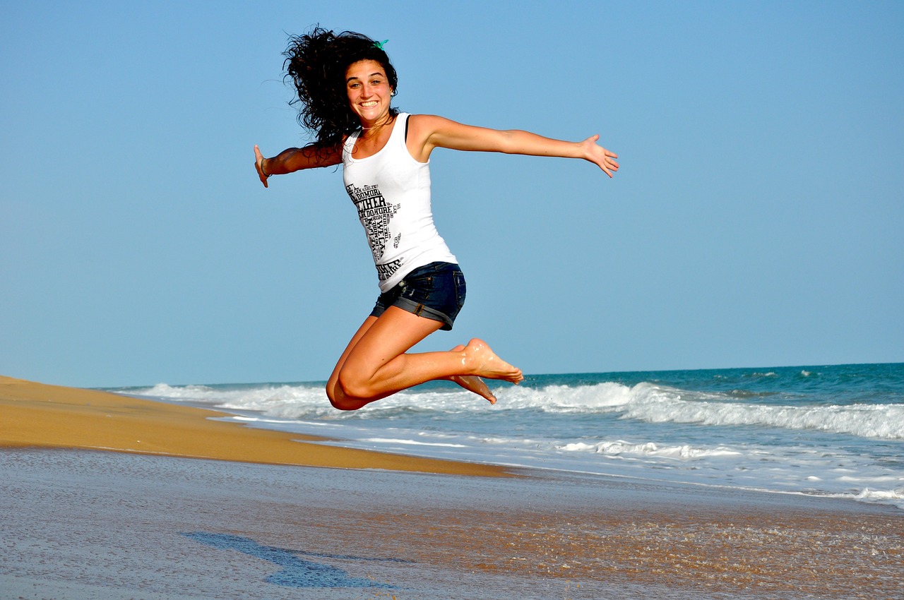 Vrouw springen op het strand