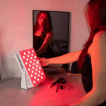 Vrouw doet rood licht therapie